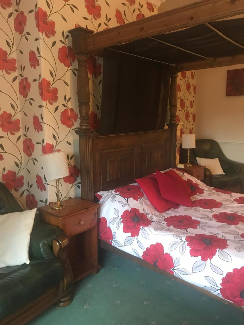 Bed and Breakfast The Penruddocke Arms Dinton  Exterior foto