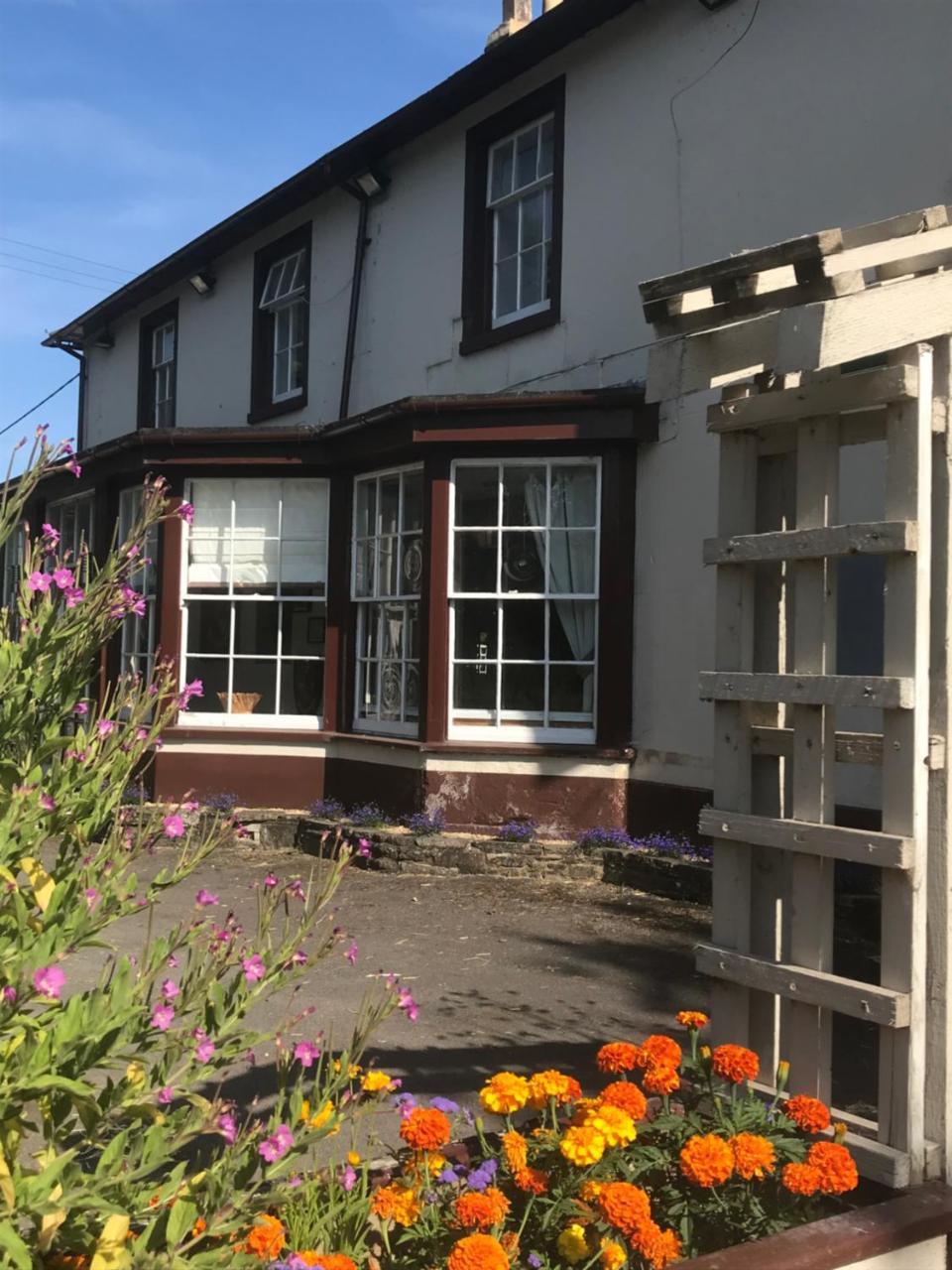 Bed and Breakfast The Penruddocke Arms Dinton  Exterior foto